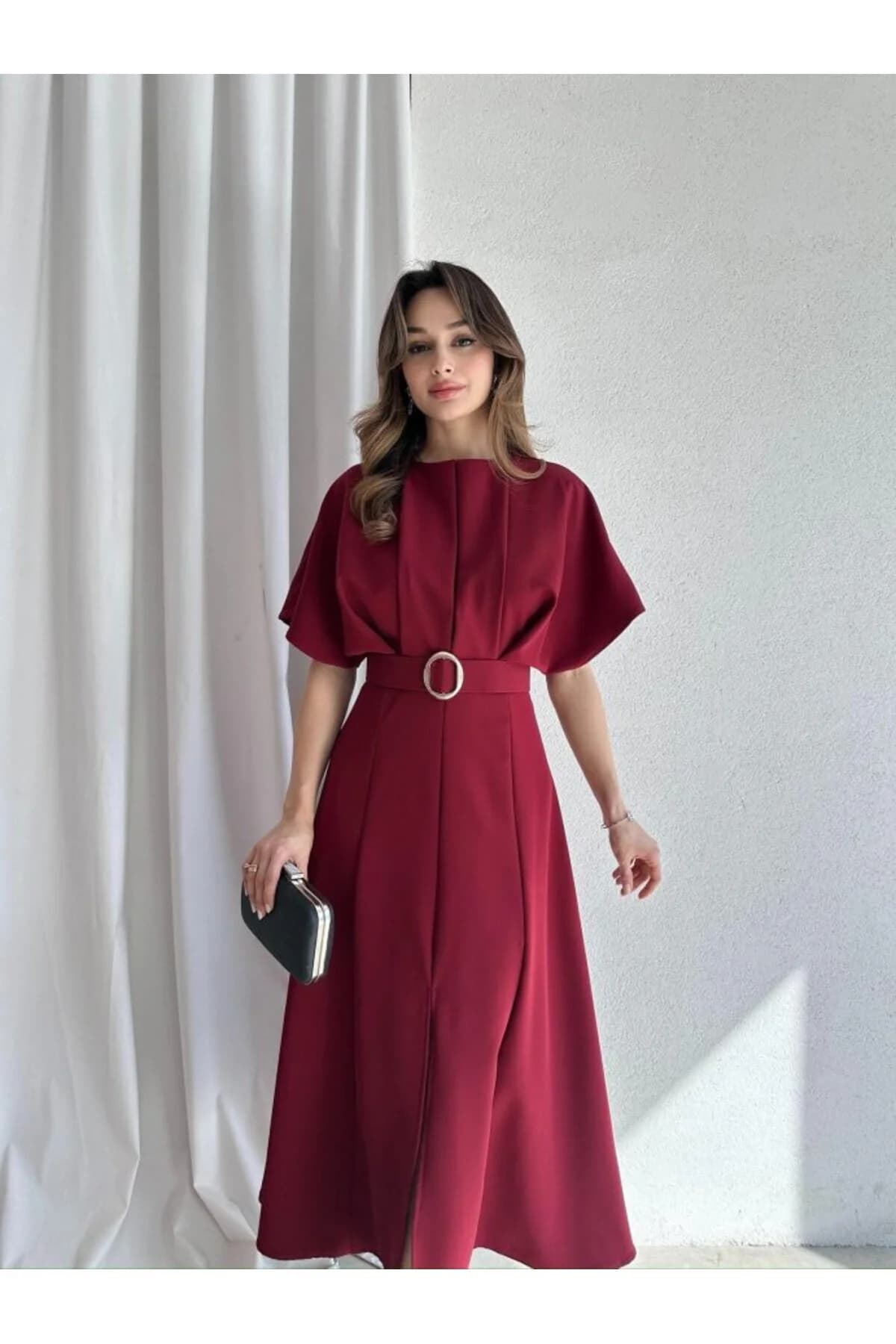 MODA DURAĞI KALİTELİ MİDİ ELBİSE YIRTMAÇ DETAYLI KEMERLİ