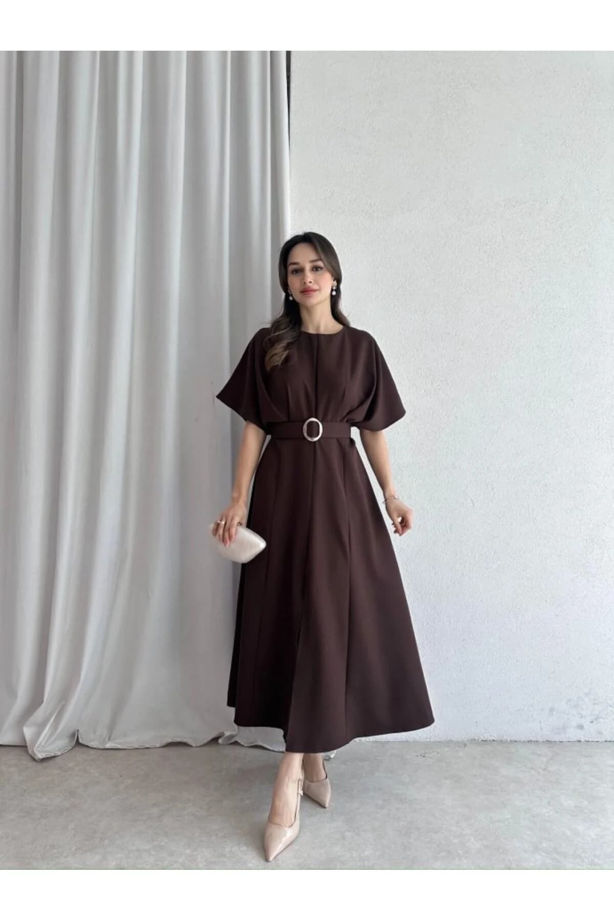 MODA DURAĞI KALİTELİ MİDİ ELBİSE YIRTMAÇ DETAYLI KEMERLİ