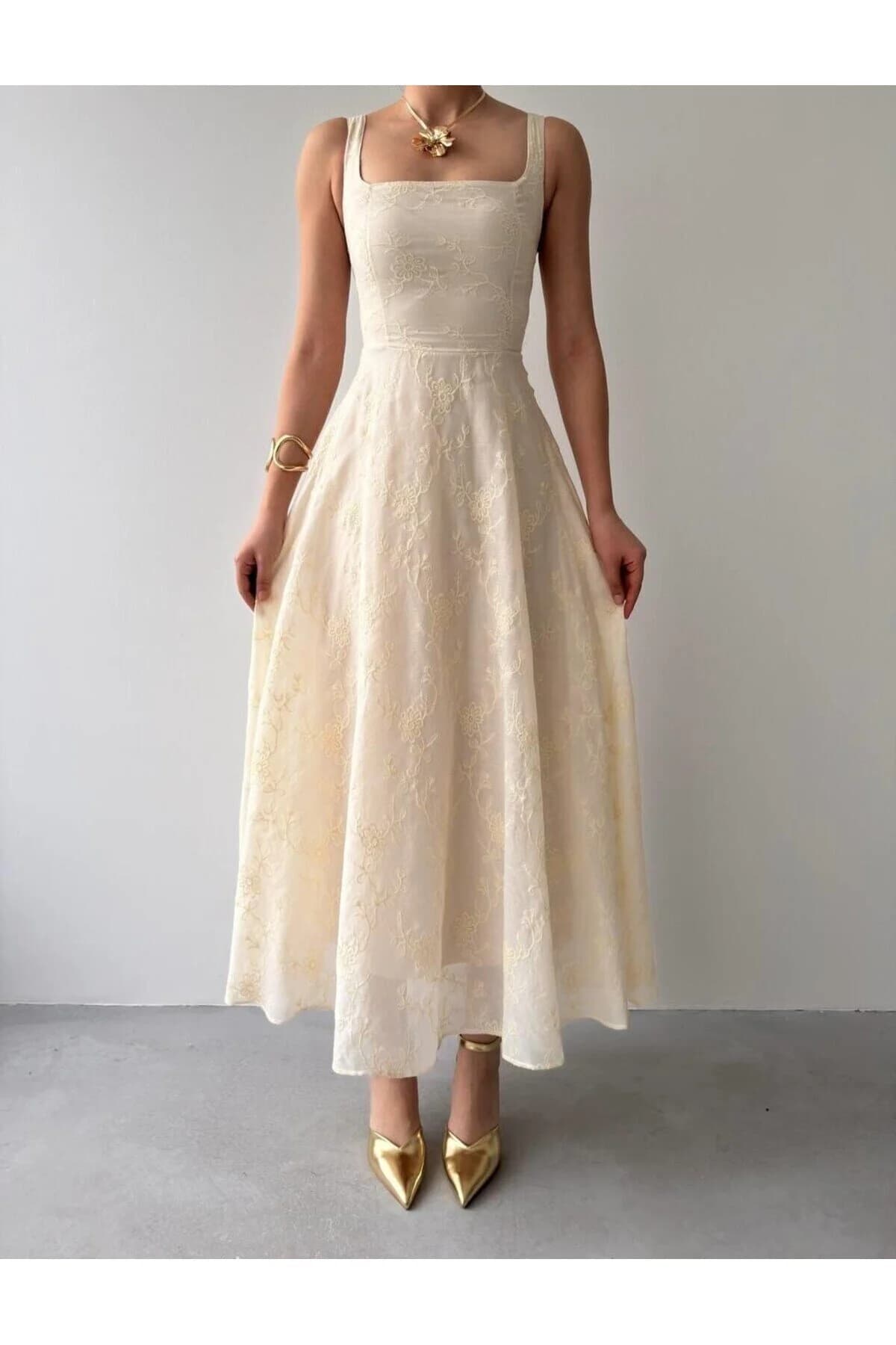 Julidress Bej Kabartma Çiçek Desenli Astarlı Askılı Midi Uzun Boy Premium Keten Elbise